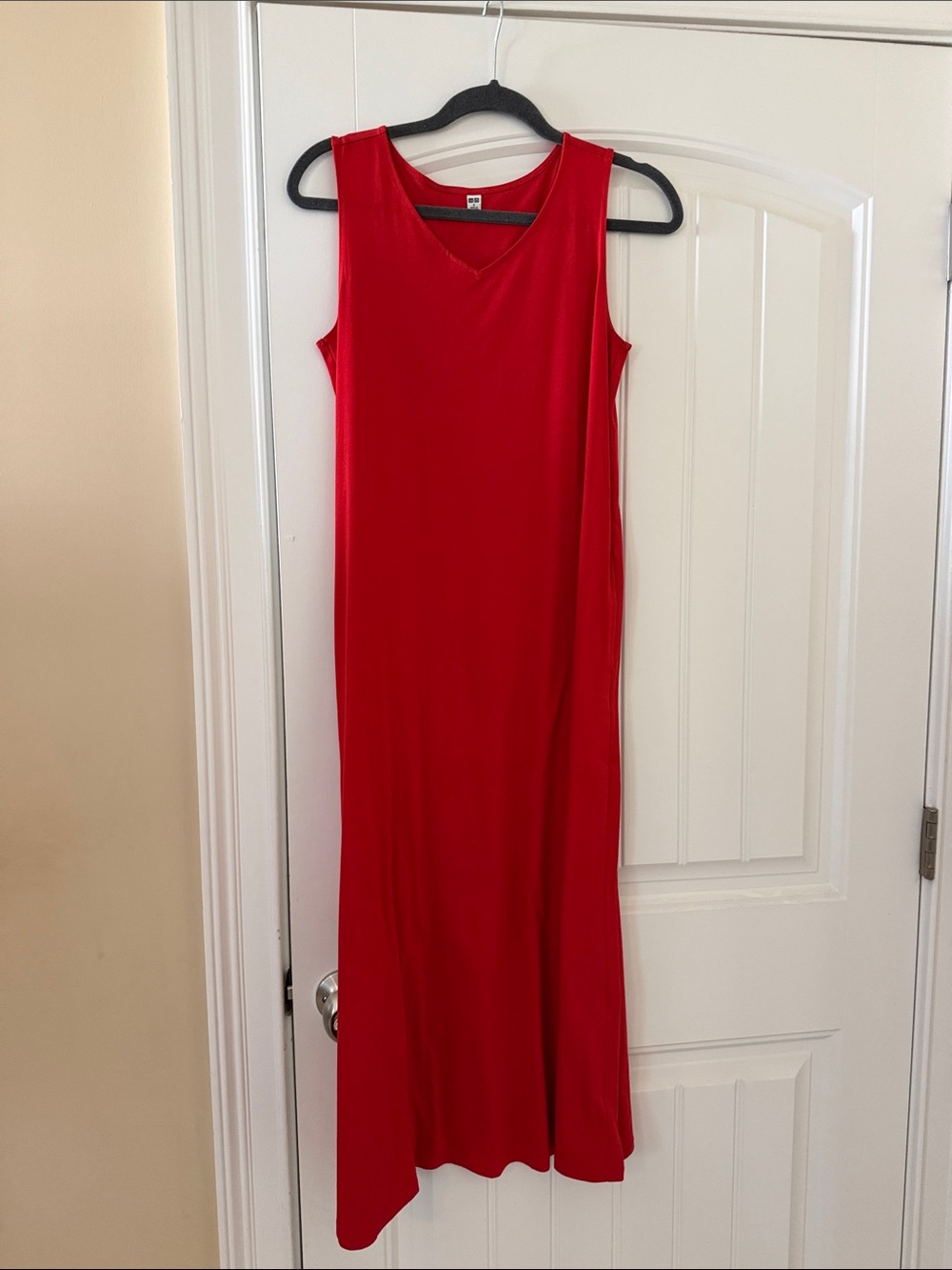 Uniqlo Red Sleeveless V‑Neck Maxi Dress